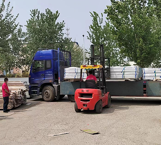 來(lái)料卸車(chē)，拉彎加工材料執(zhí)行高標(biāo)準(zhǔn)！