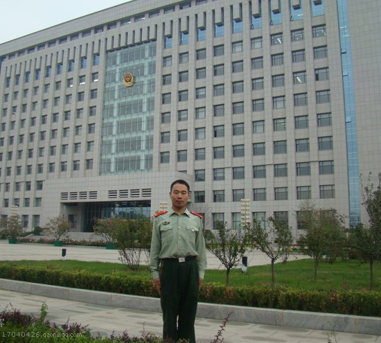 北京拉彎廠員工在公交車上扶老人：現(xiàn)在這世上還是好人多！