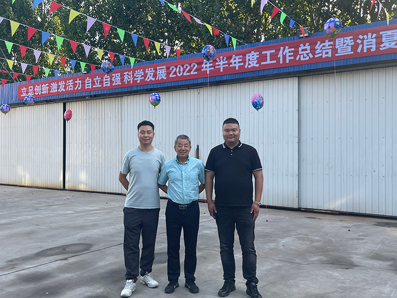 激情盛夏、相約盛達(dá)，北京盛達(dá)偉業(yè)型材拉彎廠舉行半年度工作總結(jié)暨消夏啤酒節(jié)！